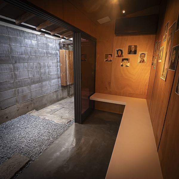 外観からは想像できない広さと開放感を持ち、併設されたギャラリーではアート展示&販売も実施され、写真映えする空間としても評判です♪丹波橋駅からのアクセスも良く、ちょっと特別なひとときを過ごせる大人の隠れ家です。