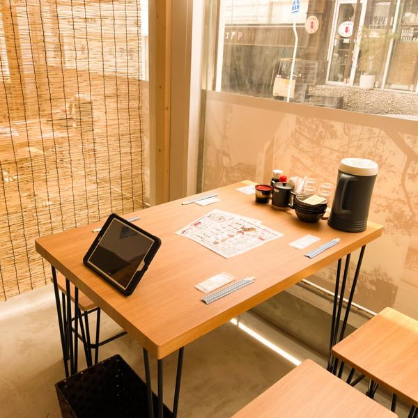 The newly opened store in June 2022 has table seats as well as counter seats.Please feel free to come by yourself.It can be used as a set meal during the day, and you can enjoy the atmosphere of an izakaya at night.