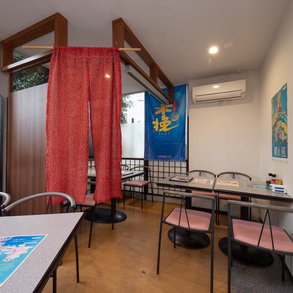 友人やご家族との食事に最適なテーブル席!席と席の間に柔らかな仕切りを設けることで、適度なプライバシーを確保しています。明るい雰囲気の中で、心置きなく会話と食事を堪能する!