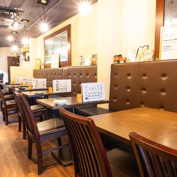 2名掛け・4名掛けのテーブル席を完備し、少人数の飲み会や女子会、会社帰りの食事にも使いやすい配置。席間にもゆとりがあり、会話を楽しみながらゆったりと食事ができます。全体を見渡しやすいレイアウトで、落ち着いた雰囲気の中、時間を忘れて過ごせます。