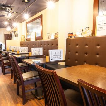片側ソファの広々としたテーブル席は、リラックスしながら会話を楽しみ、落ち着いたひとときを過ごせます。