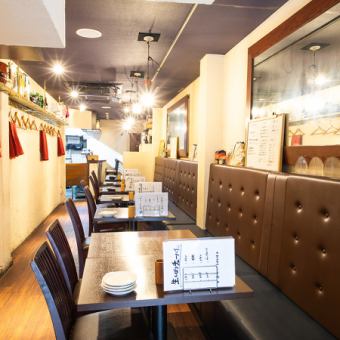 カジュアルな雰囲気の中でお食事を楽しむことができます。友人や家族との食事など、さまざまなシーンに最適です。