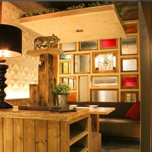 女子会・合コン・デートなどに使える半個室ソファー席もご用意しております。こだわりのインテリアが並ぶお洒落な空間で美味しい料理と美味しいお酒で心ゆくまでお楽しみください!人気のお席のため、早めのご予約をおすすめします。