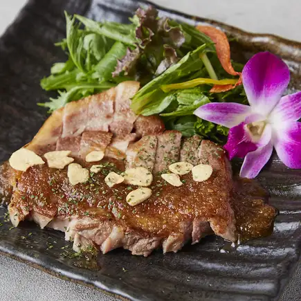■料理長厳選■鮮魚2種盛りに鍋またはロースステーキ 【満喫コース】 8品3,500円2.5時間飲み放題
