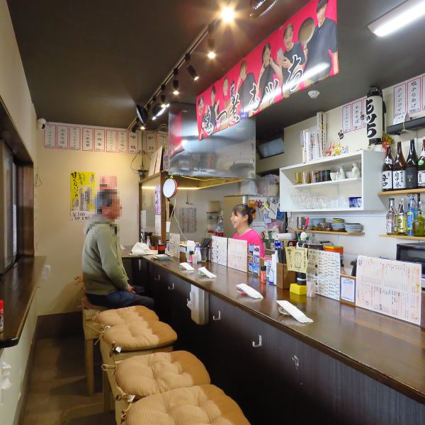 当店では貸切にも対応しています♪カウンターのみ全10席というコンパクトな空間ですが、料理とドリンクを囲んで楽しい時間を過ごせるのが魅力◎限られた広さだからこそみんなで盛り上がることができます☆温かみある木目調カウンターが印象的で、仲間との距離が近く親密な空間を提供します★ぜひお気軽にご相談ください♪