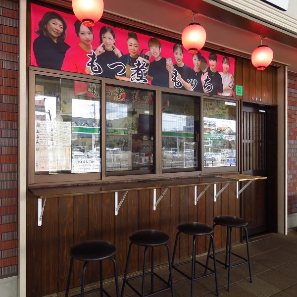 木目調の温もりある店内は、どこか懐かしく落ち着ける雰囲気☆全席カウンターで、テーブルごとの区切りがないため、自然なコミュニケーションが生まれやすい空間です♪さらに、全メニュー税込み表示でわかりやすく、気軽に通える仕組みを整えています◎温かな時間を過ごせる場所としてお客様に選ばれ続ける魅力があります☆