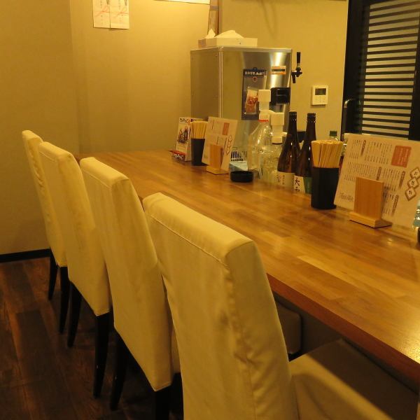 There are 4 counter seats in total.Perfect for when you want to enjoy a meal alone or with friends.