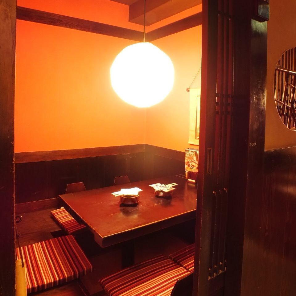 落ち着いた雰囲気はご友人同士のお食事や接待にもぴったり！
