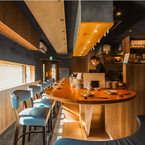 木の温もりを感じる落ち着いたカウンター席は、料理の仕上がりを間近で楽しめる特等席。距離感の近さが心地よく、デートや記念日にもおすすめです。日本酒やワインをじっくり味わいながら、静かに過ごしたい方に最適。少人数でゆったりと、大人の時間を楽しめる空間です。
