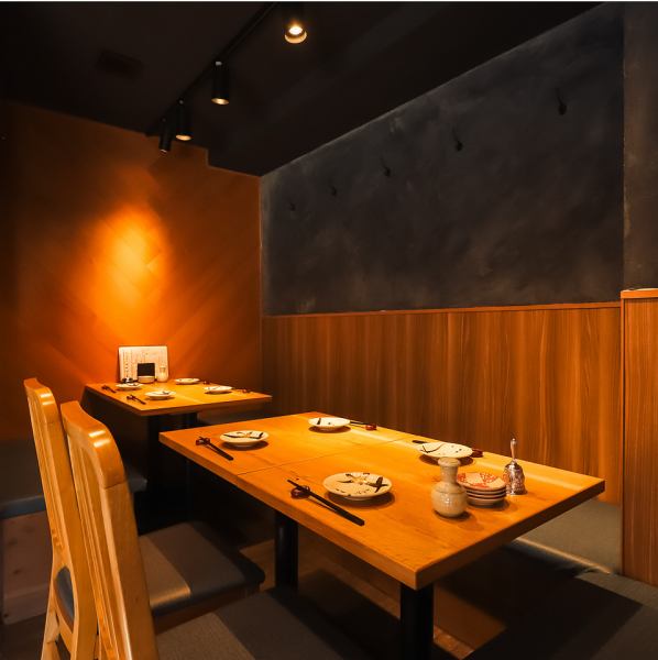 女子会や誕生日などの特別なシーンにもぴったりの落ち着いた空間。周囲を気にせず会話を楽しめます。料理をシェアしながら日本酒やワインを味わいたいお酒好きにも最適で、少人数宴会にも使いやすい柔軟さが魅力。