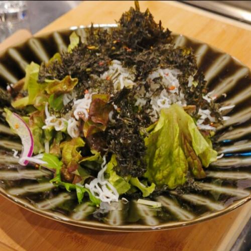 釜揚げシラスと岩海苔のサラダ