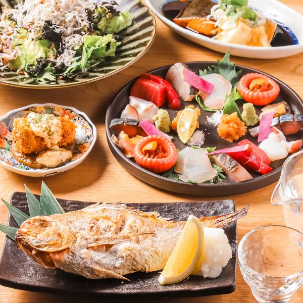 【刺身盛り合わせ】で旬魚の旨みを一度に堪能できる贅沢な刺身盛り合わせ※写真の右側にある丸いお皿です。