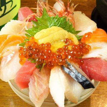 鮮度抜群の活イカなど、新鮮な魚介類を豊富にご用意しています！