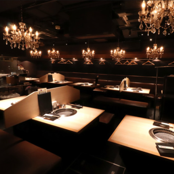 【コストパフォーマンス良し！】焼肉と言えば高級なイメージがありますが、当店はカジュアルに入店できる雰囲気が魅力です。気軽に友人や家族と訪れやすいアットホームな空間で、おいしい焼肉を楽しめます。リラックスした雰囲気の中で、リーズナブルな価格で満足のいく食事を提供します。
