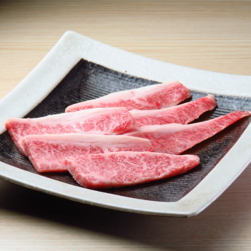 「A5ランクの贅沢、上カルビで極上焼肉体験！」