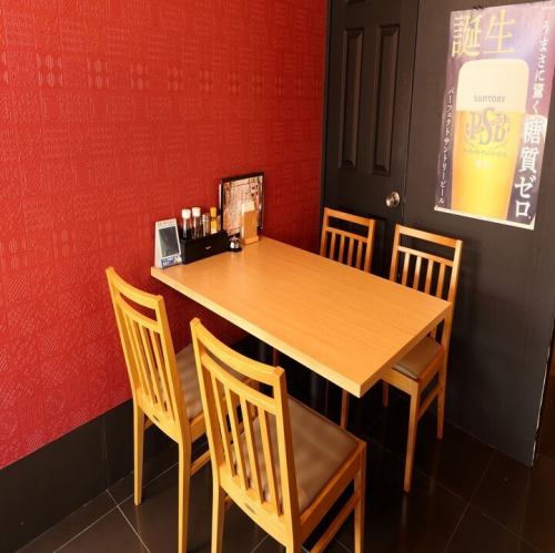 テーブル席はお隣との間隔も広く、パーテンションもあり感染対策もばっちり!!