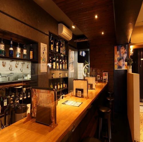 カウンター席!お隣との間隔もあり、おひとりさまでもゆっくりお食事していただけます!