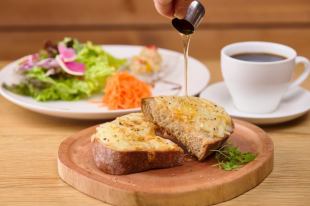 Cheese toast with honey, salad (빠뉴 치즈 토스트)