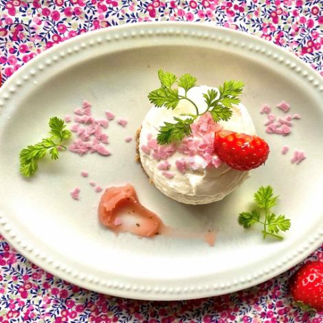 【 Our  café comes with a wish to be a rainbow in SUMIYOSHI. 】私たちが最も大切にしている想いは「お客様を幸せな気持ちでお帰しすること」です。それは私たちの店名の由来「虹」を見つけたときに感じるような気持ちです。そのために、提供するサービスは、飲食店の既成概念にとらわれず、自由な発想で、ただお客様のことを考えて、を基本としています。まだまだ、私たちが表現したいサービスの全てを表現できてはおりませんが、日々少しづつ、着実にサービスの向上に取り組んでいます。そしていつか「虹」のように、この街を彩れたら、そんな願いも込めています。