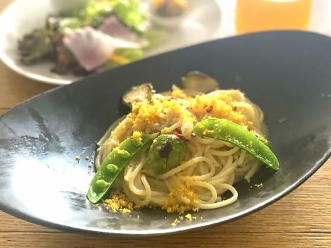 5月限時義大利麵「濃鬱的魚子醬和抱子甘藍辣椒」（附沙拉拼盤和飲料）