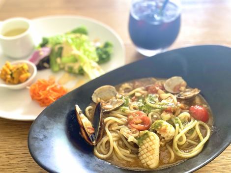 6月の期間限定パスタは「海の幸のペスカトーレ　トマト＆ガーリックバジルソース」」（サラダの盛り合わせ＆ドリンク付）