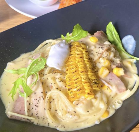 7月の期間限定パスタは「焼きトウモロコシとベーコンのクリームパスタ」（サラダの盛り合わせ＆ドリンク付）