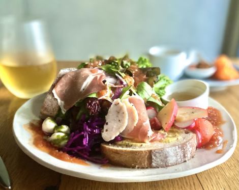 【Open salad sandwich】季節により変更　例◆アヴォカド＆海老◆ローストチキン&ベーコン ◆サーモン&クリームチーズ等（ミニ前菜の盛り合わせ＆ドリンク付）