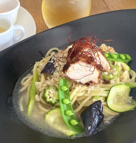 8月の期間限定パスタは「レモン香る！夏野菜のペペロンチーノ」（サラダの盛り合わせ＆ドリンク付）