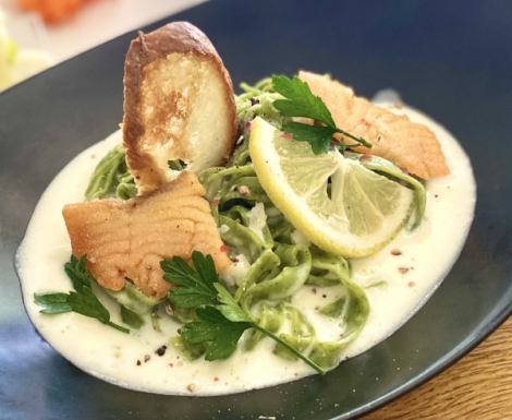 9月の期間限定パスタは「サーモンのクリームパスタ　ほうれん草のタリアッテレ」（サラダの盛り合わせ＆ドリンク付）