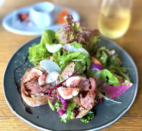【Open salad sandwich】季節により変更　例◆アヴォカド＆海老◆ローストチキン&ベーコン ◆サーモン&クリームチーズ等（ミニ前菜の盛り合わせ＆ドリンク付）