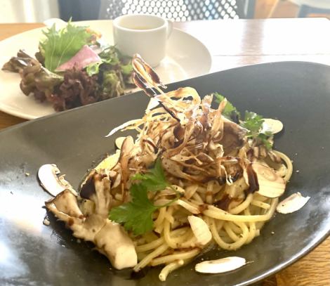 11月の期間限定パスタは「たっぷりキノコとふんわりゴボウの秋ペペロンチーノ」（サラダの盛り合わせ＆ドリンク付）