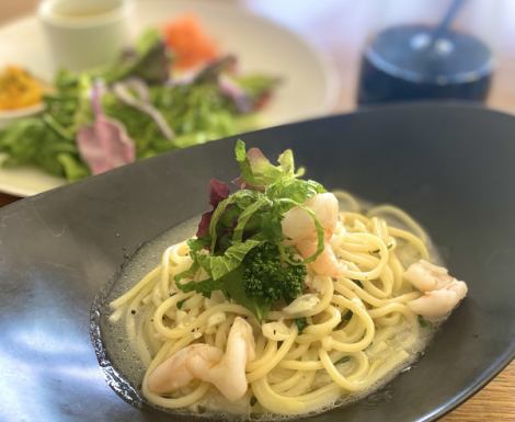 2月の月替わりのパスタは、「海老と大葉のペペロンチーノ」（サラダの盛り合わせ＆ドリンク付）