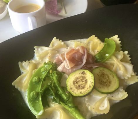 3月の月替わりのパスタは、「生ハムと春野菜のファルファッレ」(サラダの盛り合わせ&ドリンク付)