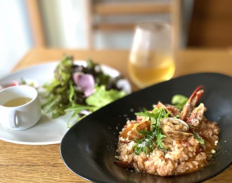 4月の月替わりメニューは、「渡り蟹とアサリの漁師風トマトリゾット」（サラダの盛り合わせ＆ドリンク付）