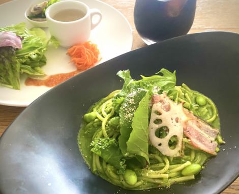 6月の月替わりメニューは、「菜園のご褒美グリーンパスタ ~ケールと枝豆、ジェノエベーゼ仕立て~」(サラダの盛り合わせ&ドリンク付)