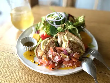 【Open salad sandwich】季節により変更　例◆アヴォカド＆海老◆ローストチキン&ベーコン ◆サーモン&クリームチーズ等（ミニ前菜の盛り合わせ＆ドリンク付）