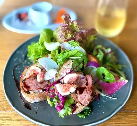【Open salad sandwich】 계절에 따라 변경 예 ◆ 아보카도 & 새우 ◆ 로스트 치킨 & 베이컨 ◆ 연어 & 크림 치즈 등 (미니 전채 모듬 & 음료 포함)