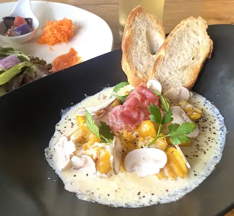 The monthly special for October is "Hokkaido pumpkin gnocchi with mushrooms and seared prosciutto" (includes a salad and a drink).