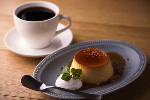Caramel pudding (bittersweet homemade pudding with vanilla beans and fresh cream)