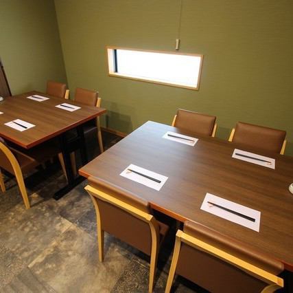 Seats are only table seats.Private rooms can accommodate from 6 people up to 20 people.In addition, we can add partitions, so if you use it, please contact us once and we will arrange the layout according to your request.