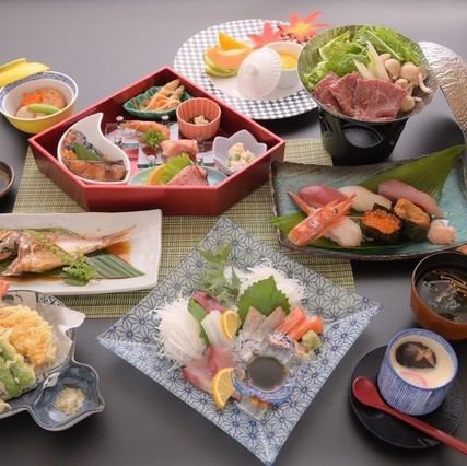 At night, entertain with course meals such as kaiseki meals and mini kaiseki meals, and à la carte dishes.
