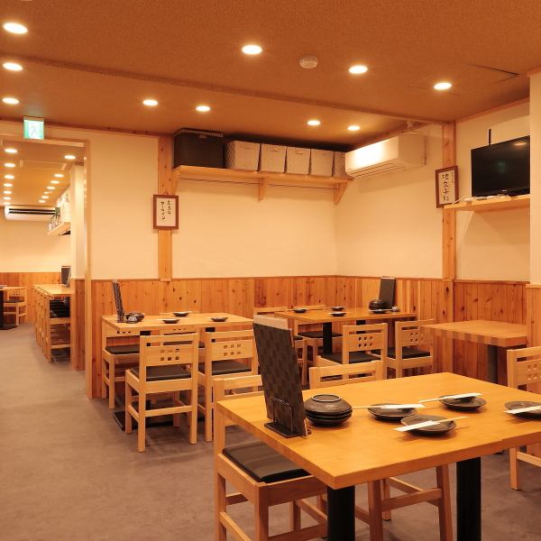 広島牡蠣、生牡蠣、うにほーれん、穴子刺身、コウネ、お好み焼き、鉄板焼等、広島を満喫するなら一娯一笑で☆会社終わりの居酒屋使い、県外からのリピーターも多く旅行での利用も◎カウンター6席、テーブル22席、MAX20名迄の団体利用も可。※モバイルオーダーご利用頂いてます。