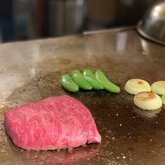 The ingredients are cooked on a hot plate and finished with simple seasonings!