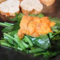 Sea urchin and spinach with baguette