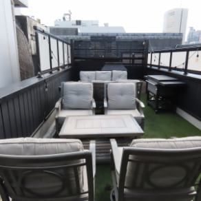 The third floor is the rooftop bar seating.Enjoy the night view of Nagoya Station.