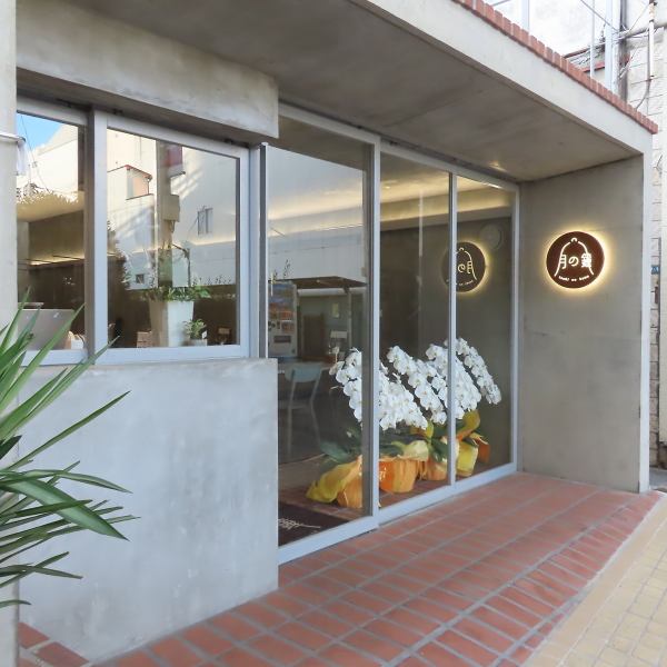 Our store is located in a section of the Maebashi Chuo-dori shopping street.The exterior is based on brick and concrete, and the interior design is simple and elegant to match.The entrance is made of glass, creating a stylish space.