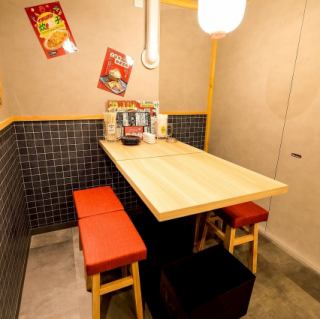 落ち着いたモダンな雰囲気の店内。ゆったりくつろげる、お座敷席もございます！1人様でも団体様でも大歓迎です！