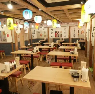 駅から徒歩4分の、超駅チカ！！サクッと飲みにも、宴会にも便利な立地となっています！外観は、ネオンの看板が目にひくようになっており、夜でもお店を見つけていただきやすくなっております！