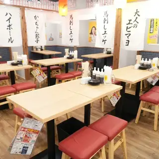 ≪開放的でくつろげるお席♪≫広々とした空間で、ゆったりとお寛ぎ頂けます。ご家族やご友人とのお食事会にもぴったりのお店です。人数が増えても、お席を繋げての対応など承りますので、ご遠慮なくご相談いただければと思います☆
