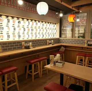 落ち着いたモダンな雰囲気の店内。ゆったりくつろげる、お座敷席もございます！1人様でも団体様でも大歓迎です！